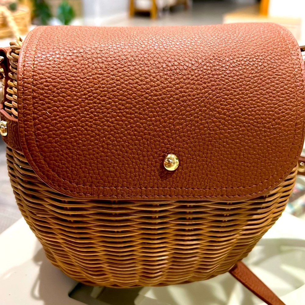 Tommy Bahama cross-body purse ,NWOT. Smoke free home.